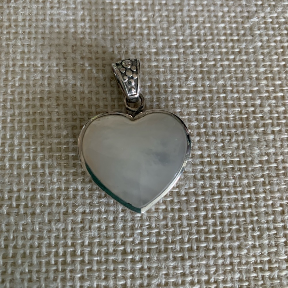 Premier Designs Jewelry reversible Heart Pendant white/pink mother of pearl